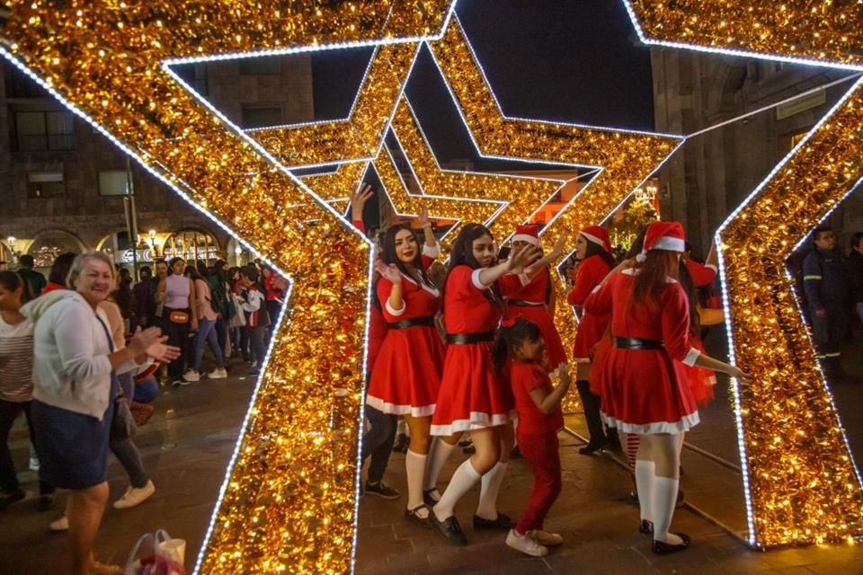 El Centro de Guadalajara se vistió de luz con la presentación anoche de nuevos atractivos dentro del Festival de Invierno Ilusionante.