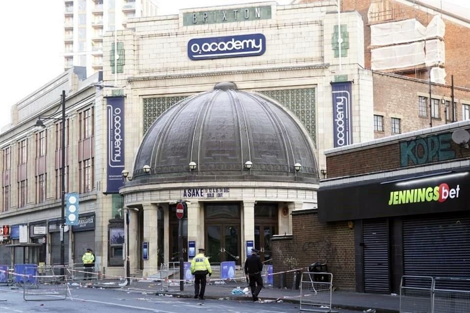 Una mujer murió a consecuencia del tumulto fuera de concierto del cantante Asake que se realizaría en pasado jueves en Londres.