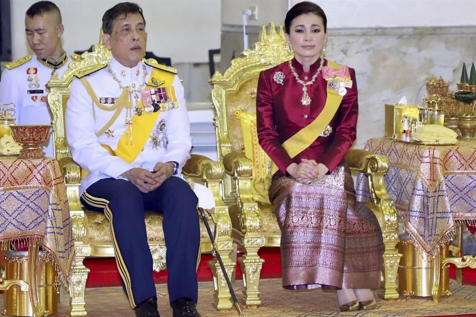 Maha Vajiralongkorn y Suthida, reyes de Tailandia dieron positivo a COVID-19; se abstendrán de sus deberes reales por un tiempo.