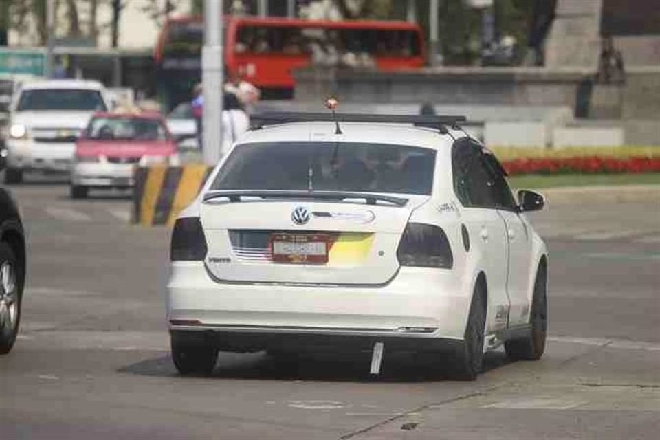 Estas irregularidades convierten a los taxis en unidades inseguras para los usuarios, pues se carece de medidas para identificar a los conductores.