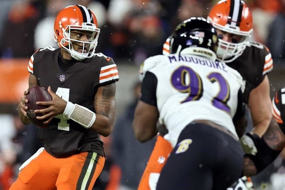 Deshaun Watson completó 18 de 28 pases para 161 yardas.