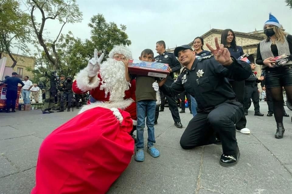 Policías de Guadalajara iniciaron con la repartición de juguetes que obtuvieron en una colecta entre policías y ciudadanos.