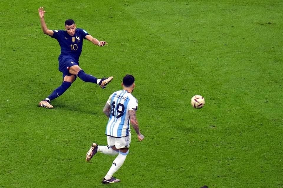 Kylian Mbappé conectó de media volea para hacer el empate.