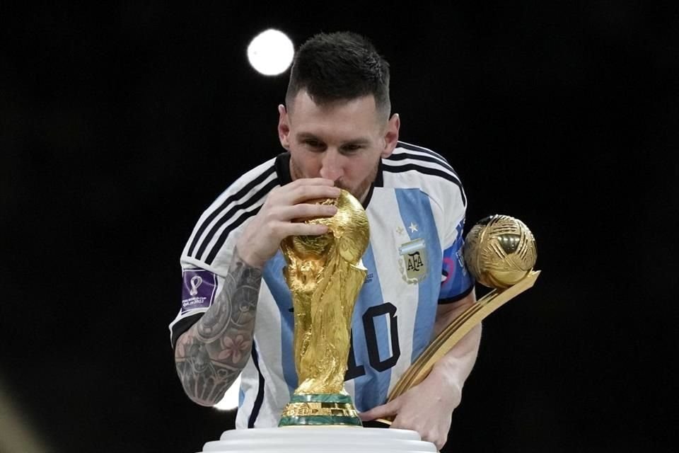 El tan soñado beso de Lionel Messi.