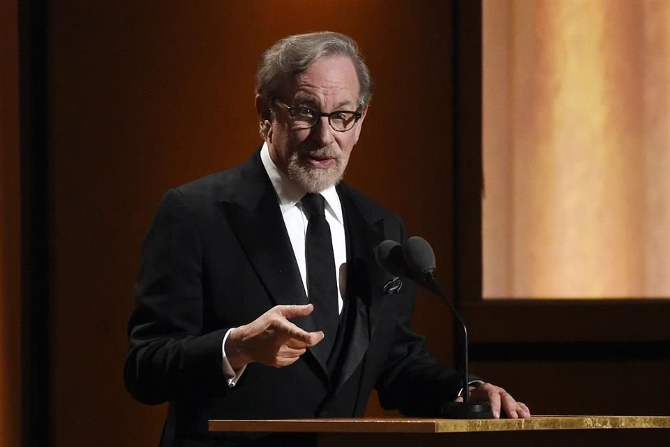 El cineasta Steven Spielberg lamentó la caza excesiva que se generó tras el éxito de su película 'Tiburón'.