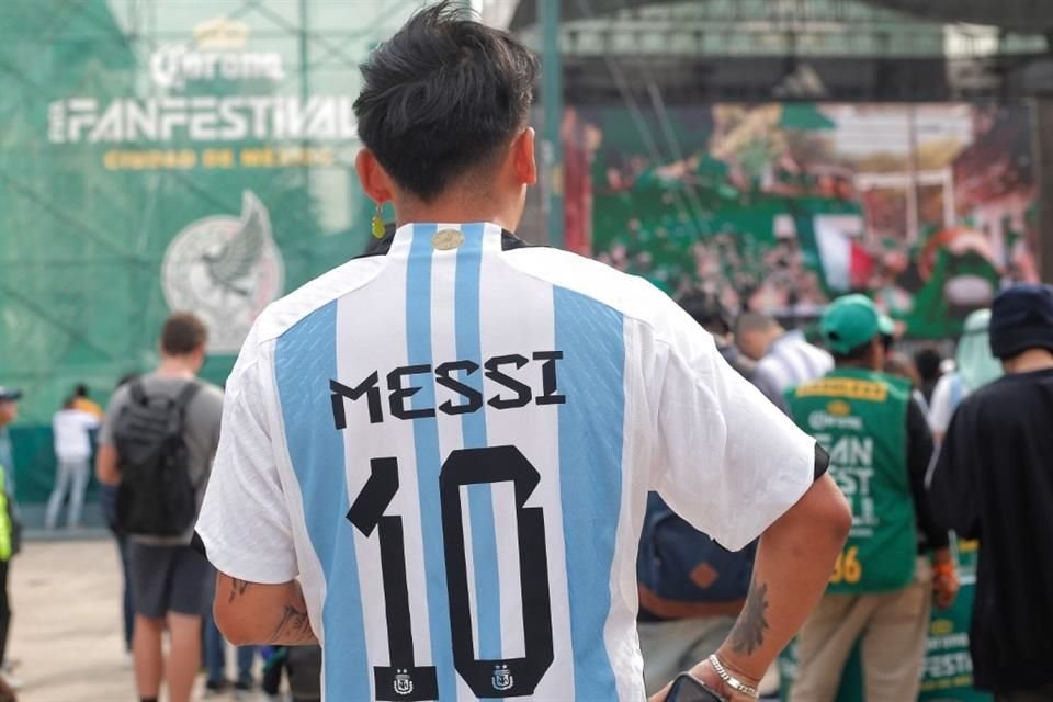 No podían faltar las camisetas de Messi.