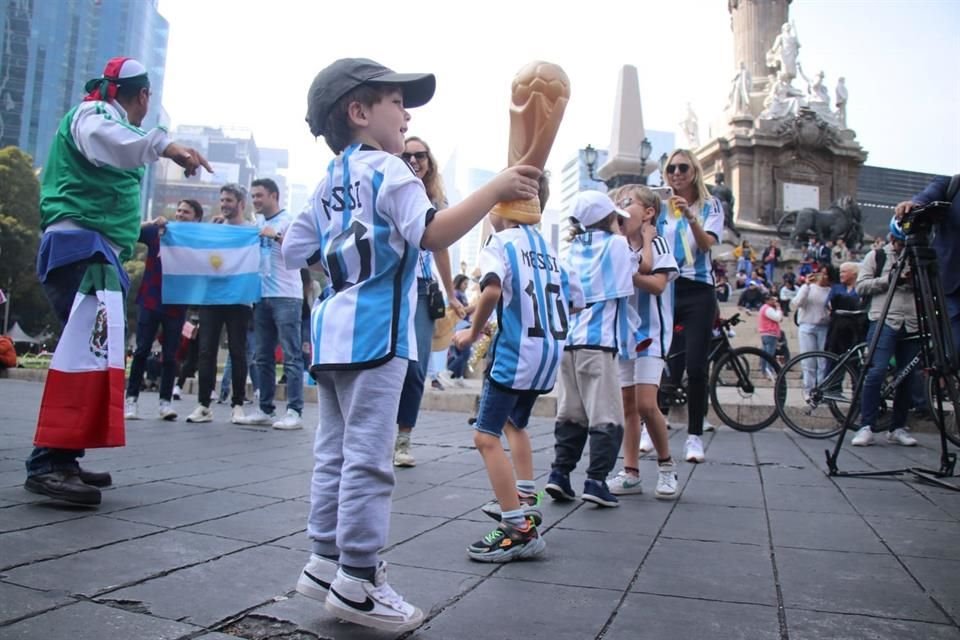 Niños celebraron el título de la Albiceleste.