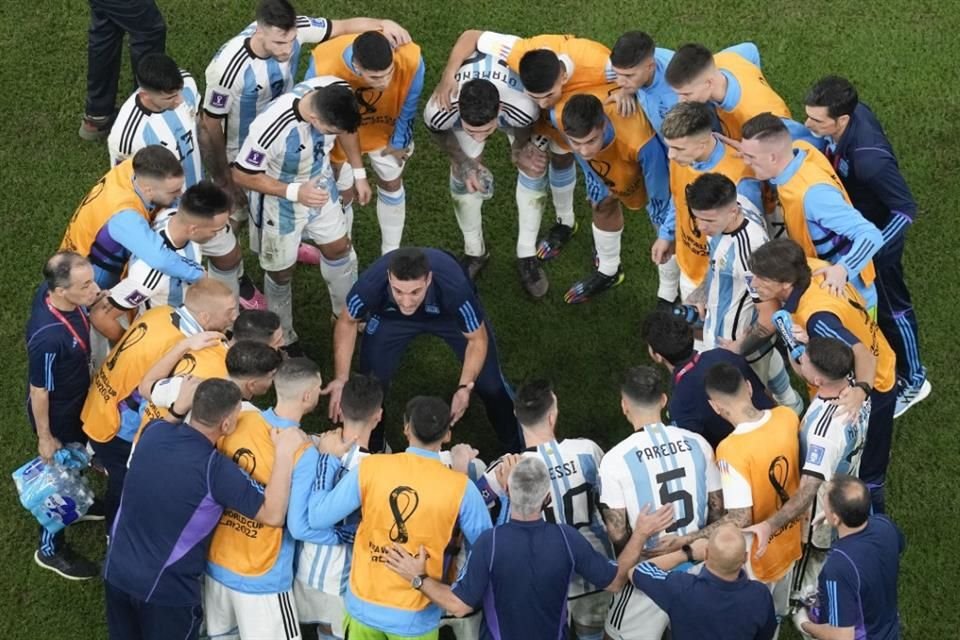 Lionel Scaloni habló con sus jugadores antes de tirar los penales.