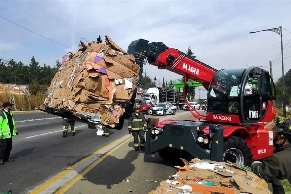 El conductor de un tráiler que trasladaba cartón perdió el control al tomar una curva pronunciada en el poblado San Andrés Totoltepec.