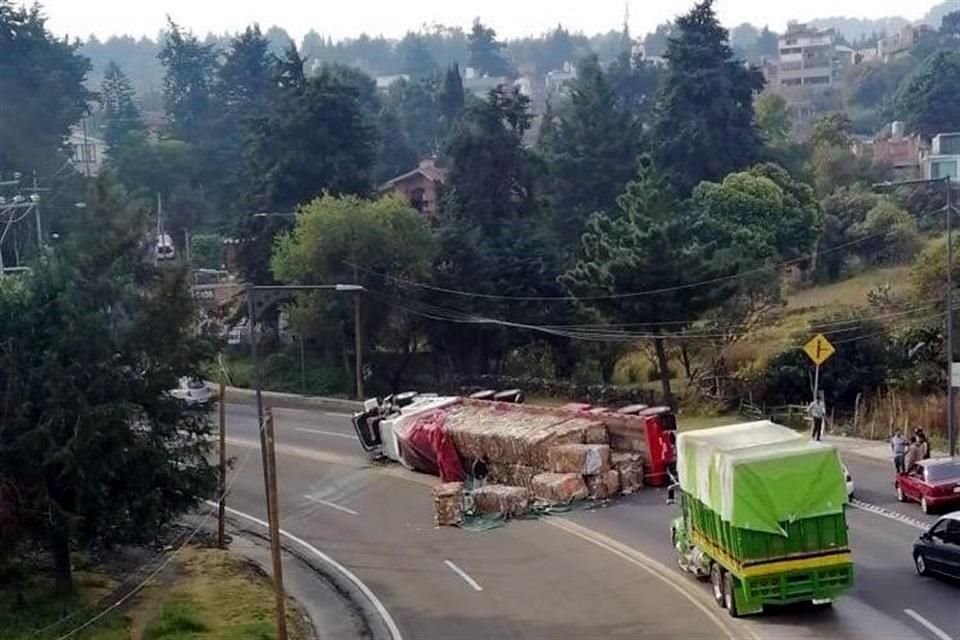 El conductor de un tráiler que trasladaba cartón perdió el control al tomar una curva pronunciada en el poblado San Andrés Totoltepec.