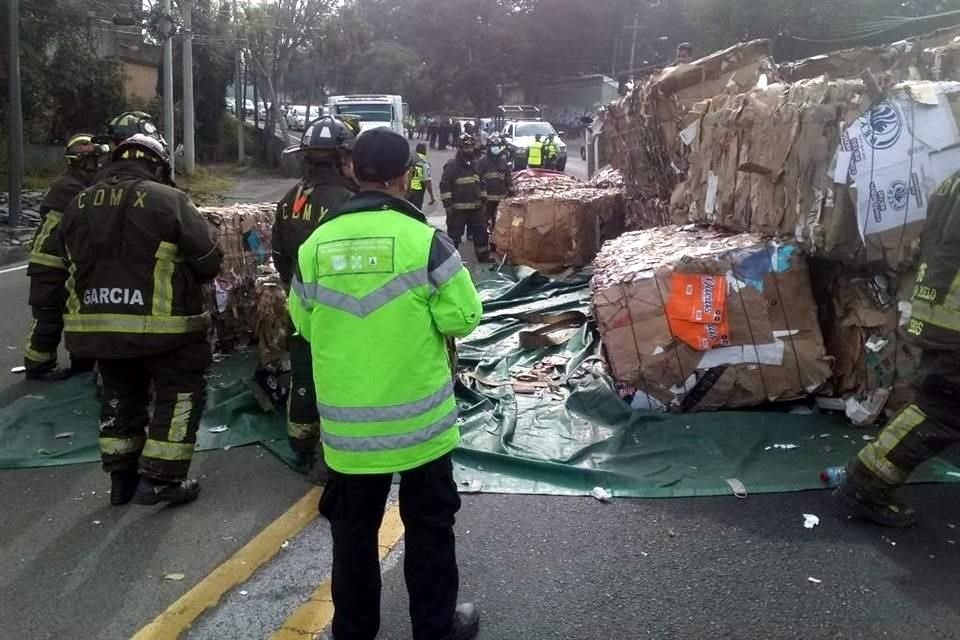 El conductor de un tráiler que trasladaba cartón perdió el control al tomar una curva pronunciada en el poblado San Andrés Totoltepec.