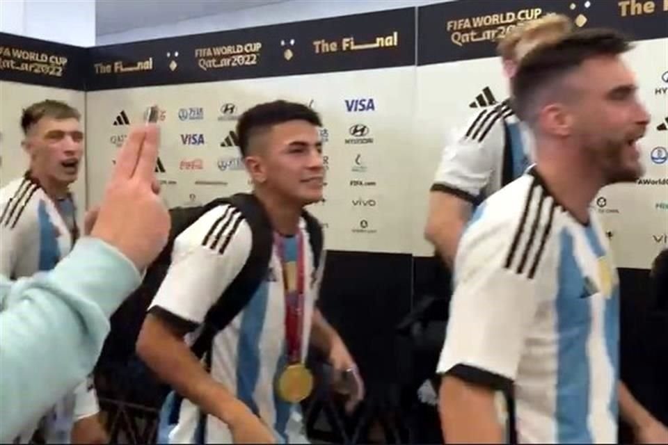 Los jugadores de Argentina pasaron por la zona mixta cantándole a la prensa.