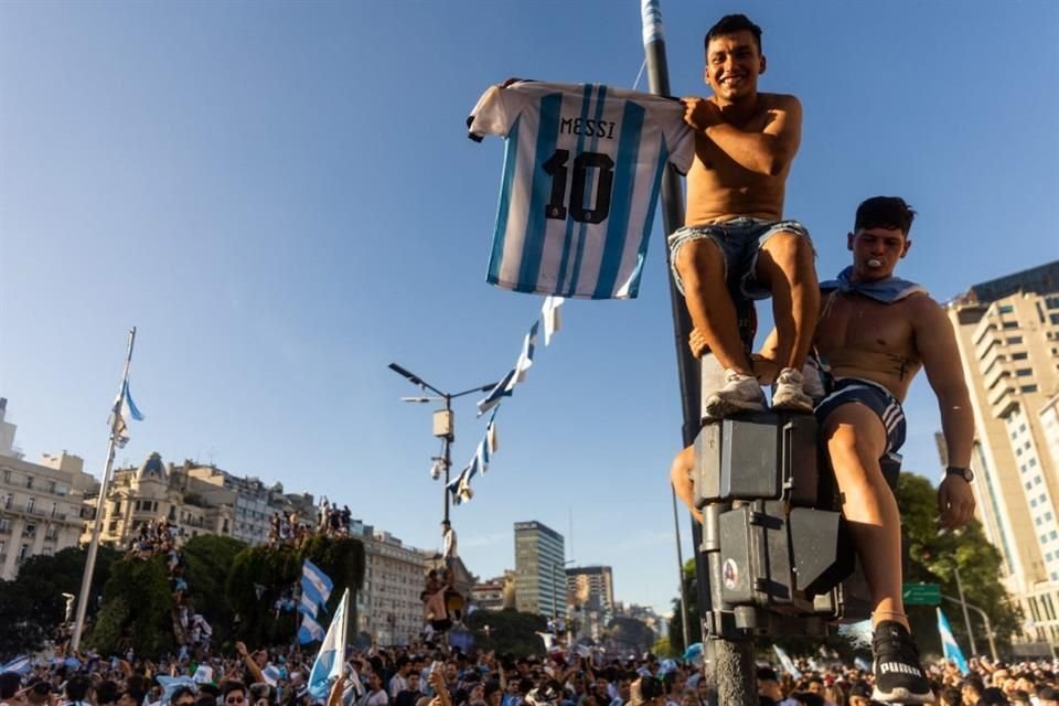 Los argentinos inundaron las calles de Buenos Aires para celebrar el ttulo en Qatar 2022.