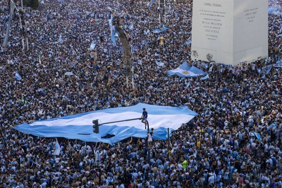 Los argentinos inundaron las calles de Buenos Aires para celebrar el ttulo en Qatar 2022.