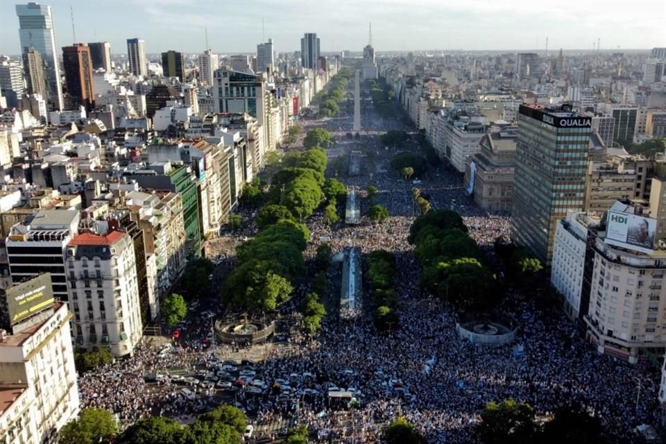 Los argentinos inundaron las calles de Buenos Aires para celebrar el título en Qatar 2022.