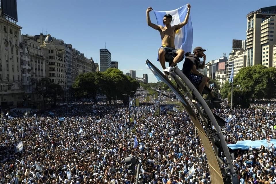 Los argentinos inundaron las calles de Buenos Aires para celebrar el ttulo en Qatar 2022.