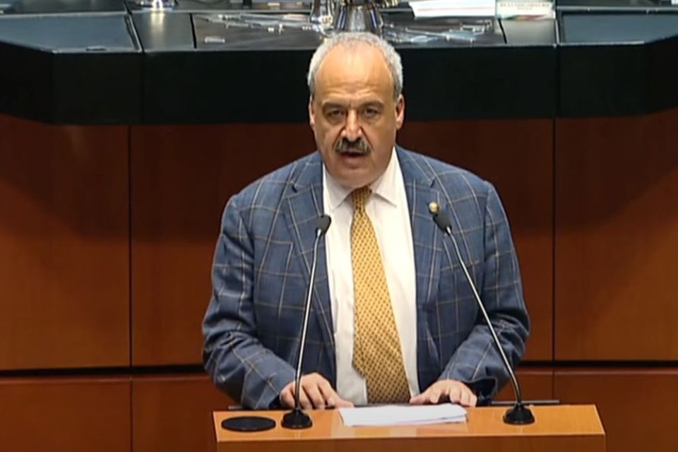 El senador de Morena Rafael Espino, quien vot en contra del 'Plan B' electoral, impulsado por AMLO, fue invitado a dejar su bancada y sumarse al autodenominado Grupo Plural de legisladores.