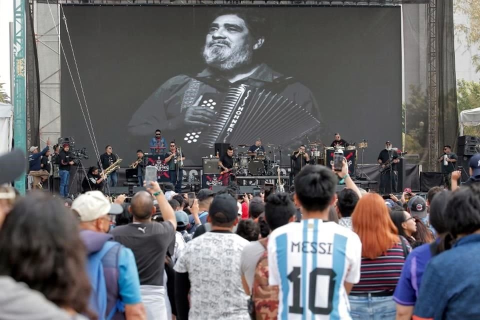 La banda, que cumple su 30 aniversario, rindió homenaje a los fallecidos artistas Celso Piña y Eulalio Cervantes Galarza.