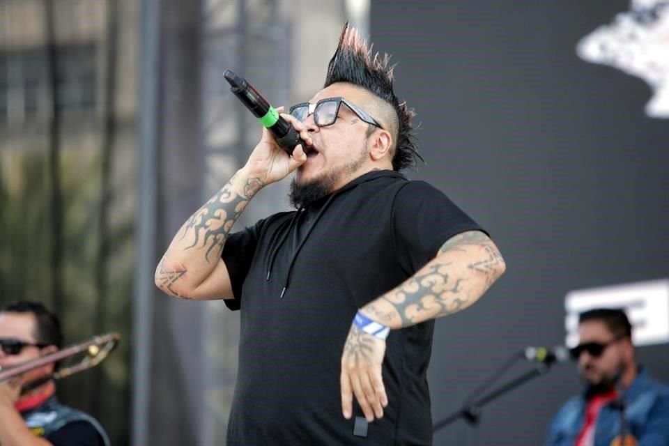 El clásico sonido de El Gran Silencio, una combinación de rock, ska y reggae, inundó el espacio al aire libre y la celebración comenzó justo acabando el partido.