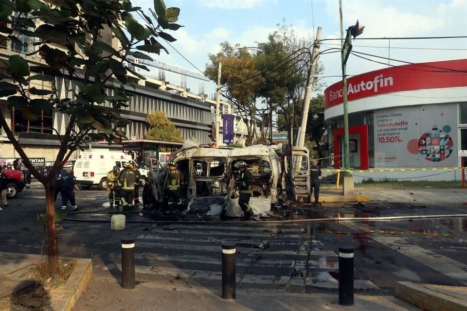 Una ambulancia del ISSSTE terminó calcinada e inservible tras arder en llamas en la Colonia Escandón Primera Sección, Miguel Hidalgo.