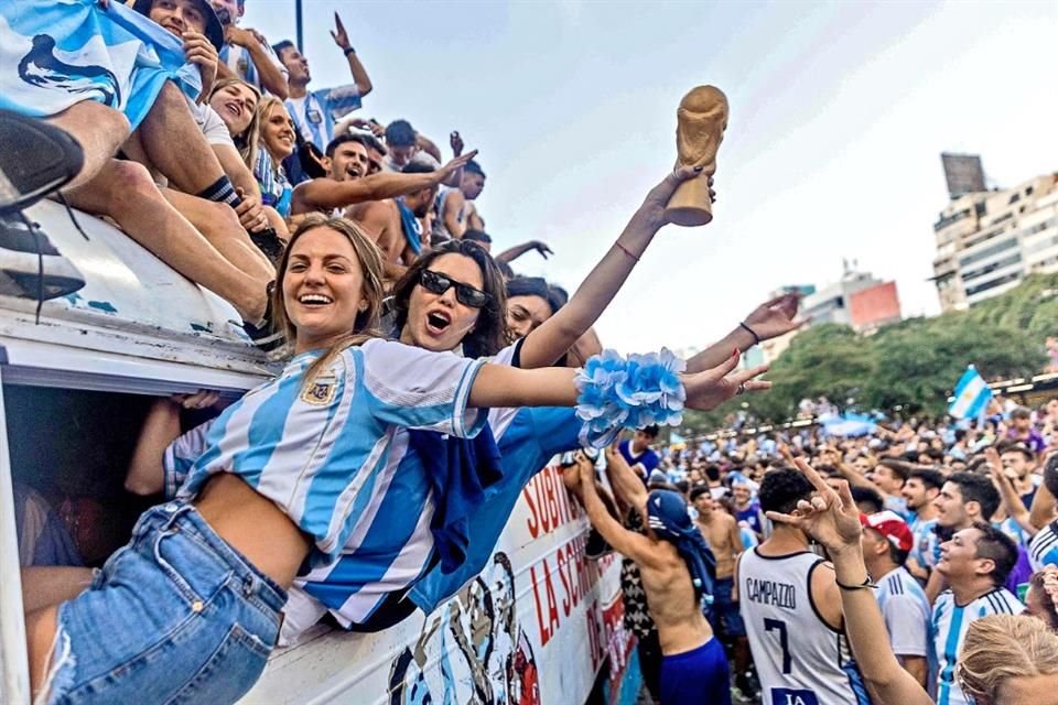 Miles de aficionados argentinos salieron a las calles a celebrar la victoria de su seleccin en la Final de la Copa del Mundo ante Francia.