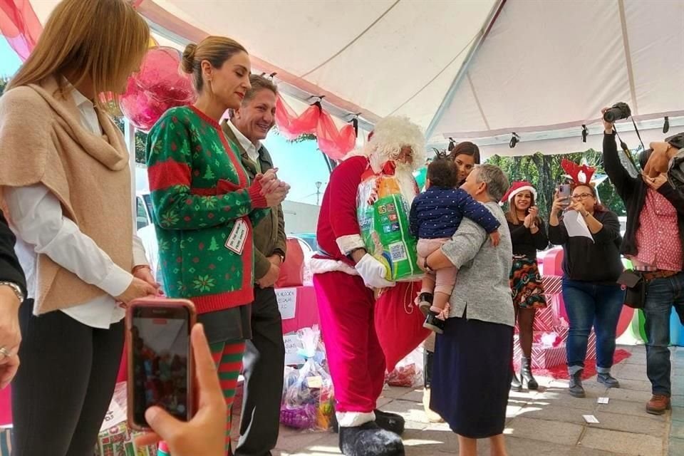 DIF Zapopan invita a ciudadanos a convertirse en padrino o madrina  y surtir las cartas navideñas de niños de albergues.