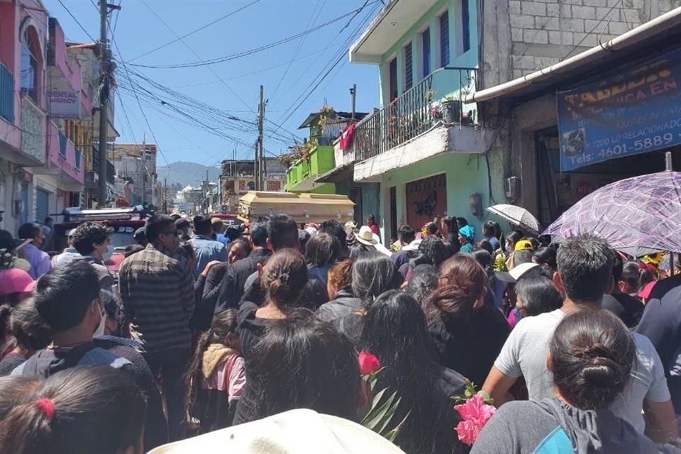 Durante aproximadamente un kilómetro, las personas cercanas a Mazariegos Pérez realizaron la caminata con música religiosa y flores en este Departamento de San Marcos.