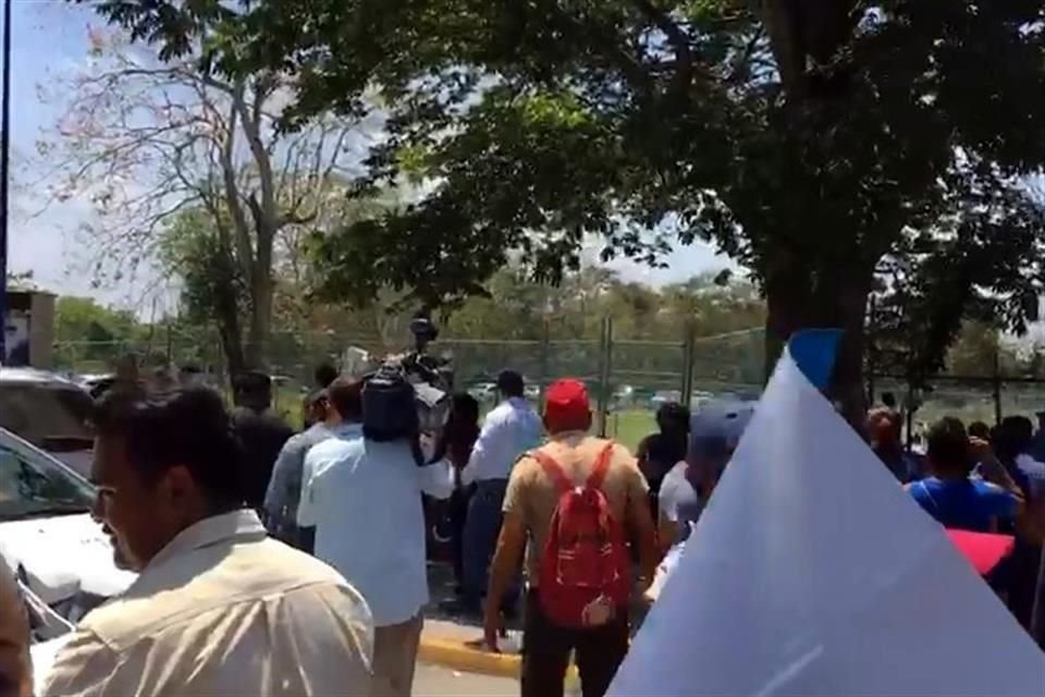 Los inconformes al darse cuenta que el Presidente ya se había retirado del lugar.