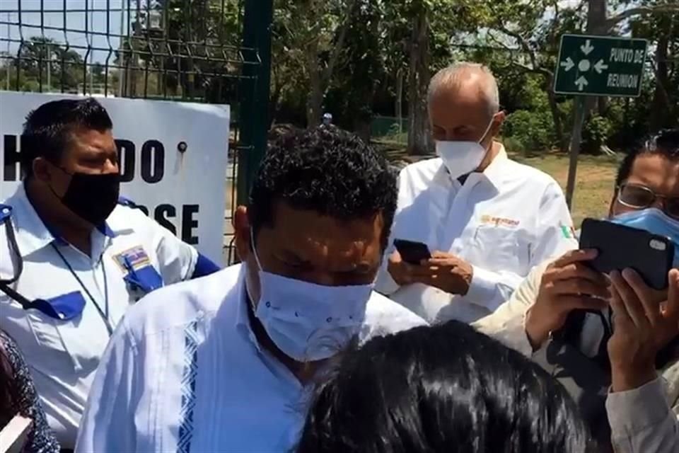 El Secretario Javier May dialoga con los inconformes.