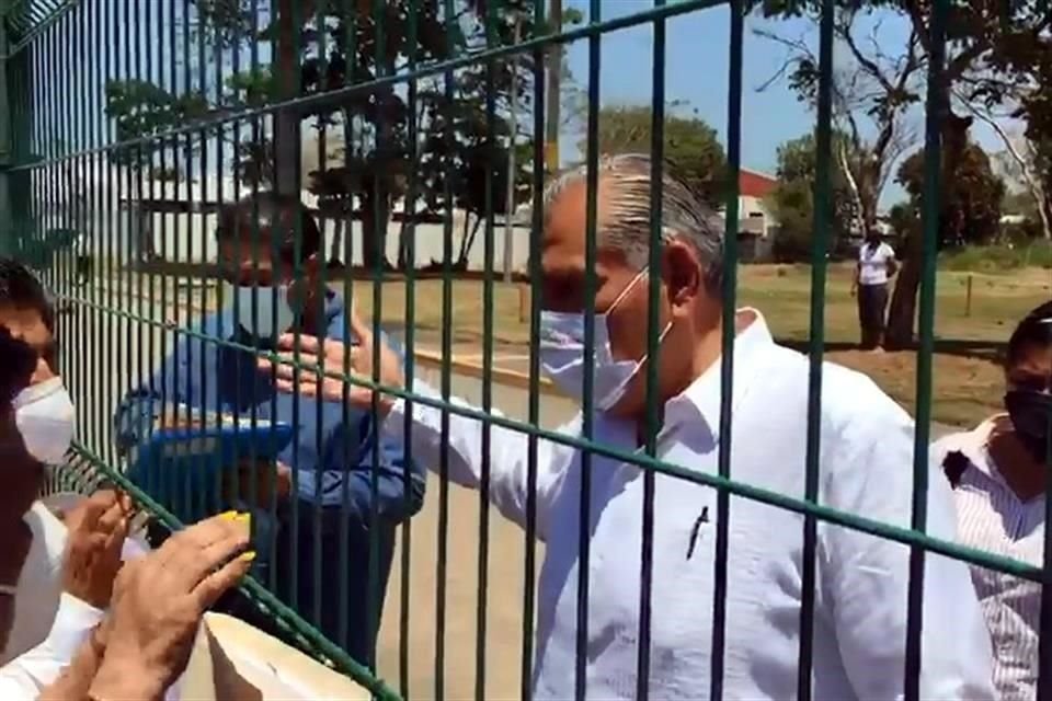 El Gobernador López trata de calmar a los manifestantes.