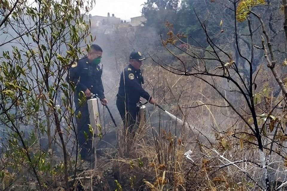 El fuego ha avivado el incendio de pastizal en el predio los Encinos, en Fuentes del Pedregal, por lo que vulcanos, policías y vecinos aún lo combaten; no hay lesionados.