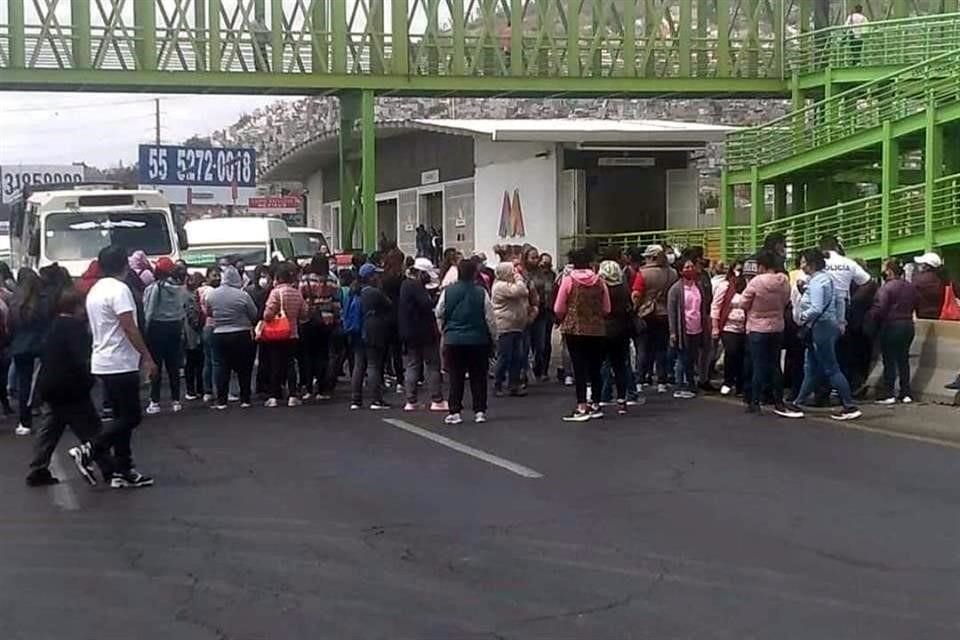 Se reporta abundante carga vehicular en la salida de la México-Pachuca debido a un bloqueo por un grupo de manifestantes que exigen el Salario Rosa.