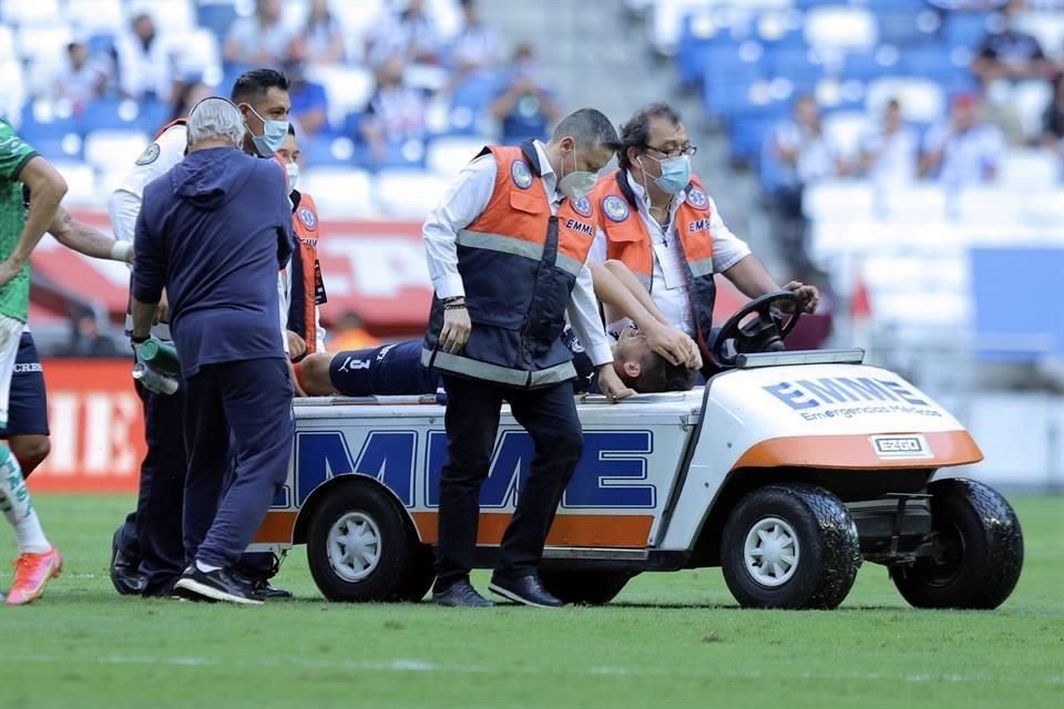 El defensa central de los Rayados, César Montes, se lesionó durante el partido de vuelta de los Cuartos de Final del Torneo Guardianes 2021.