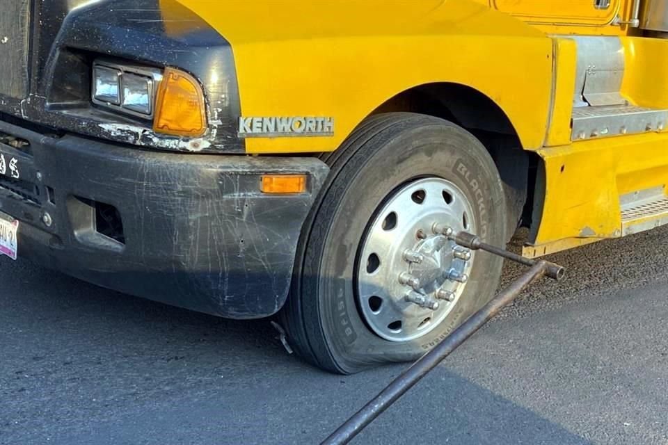 Un tráiler resultó con una ponchadura.