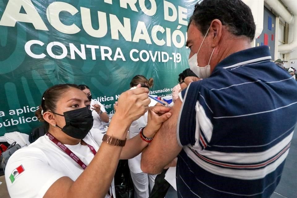 Un hombre recibe una dosis de una vacuna contra la enfermedad del nuevo coronavirus en Aguascalientes, Mxico.