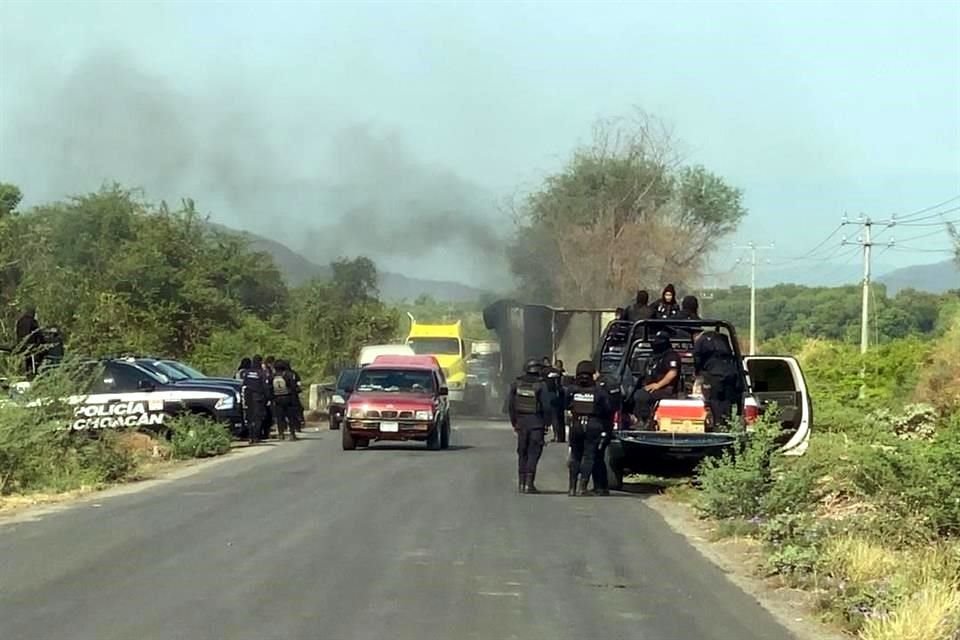 La Policía estatal retiró la unidad quemada.