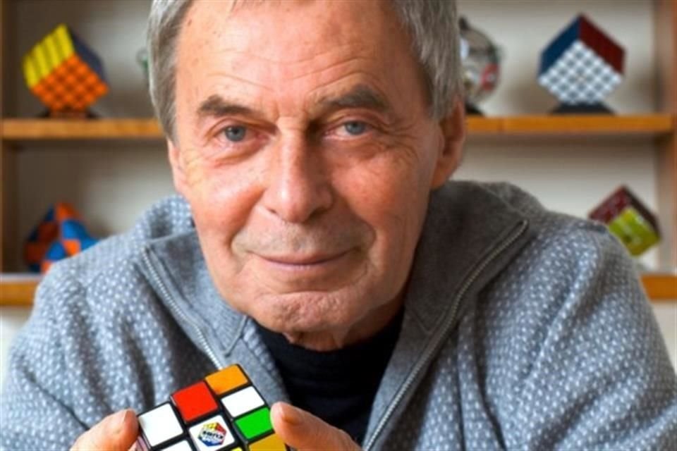 Erno Rubik creó el Cubo en 1974, y comenzó a comercializarse en 1980 por Ideal Toy Company.