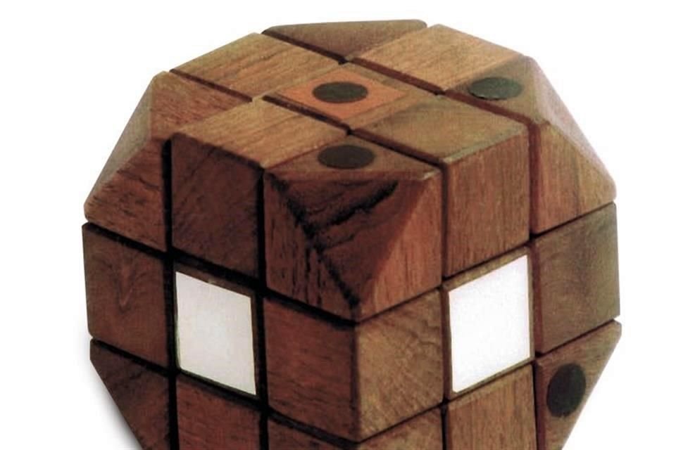 El primer prototipo del Cubo de Rubik medía 3 por 3 por 3 y era de madera, monocromático, con las esquinas recortadas, pero sus caras eran 'frías, abstractas, planas', según define su propio autor.