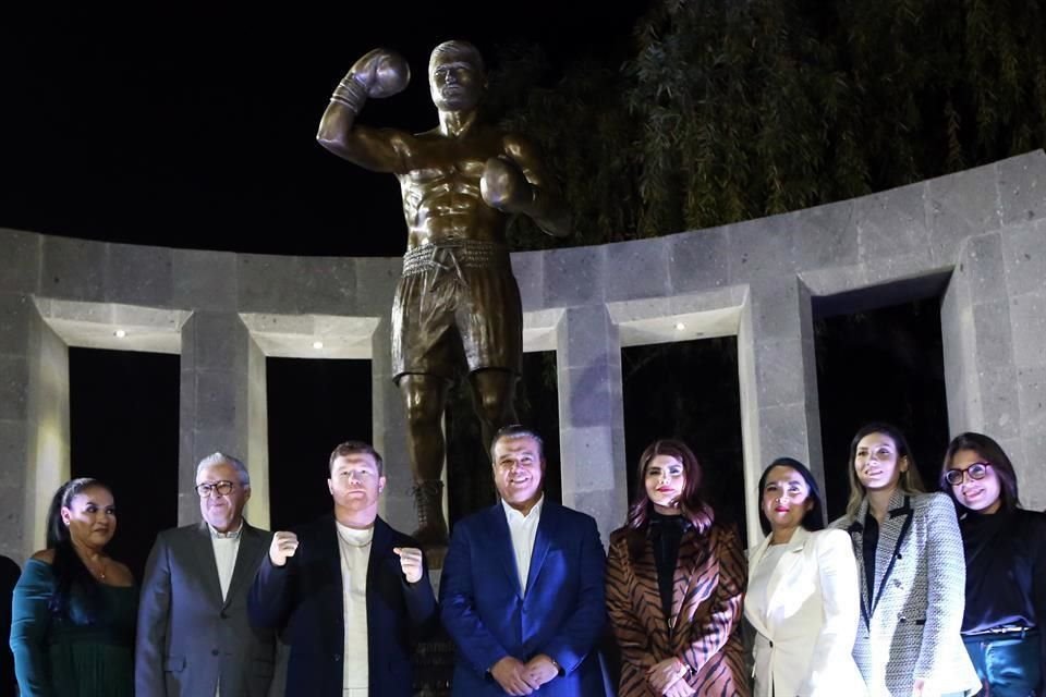 El 'Canelo' junto a personalidades durante el evento en que se develó una estatua en su honor en Juanacatlán.