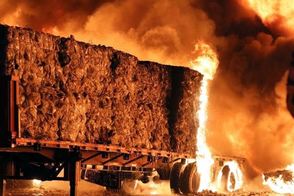 Decenas de bomberos combaten un incendio en una planta recicladora ubicada en la Colonia Central Camionera, en Tlaquepaque, Jalisco.