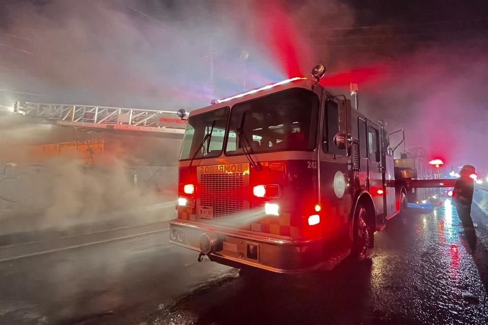 La Unidad estatal de Protección Civil y Bomberos Jalisco comunicó que consiguieron sofocar el incendio en una recicladora cerca de la Nueva Central de Autobuses, en Tlaquepaque.