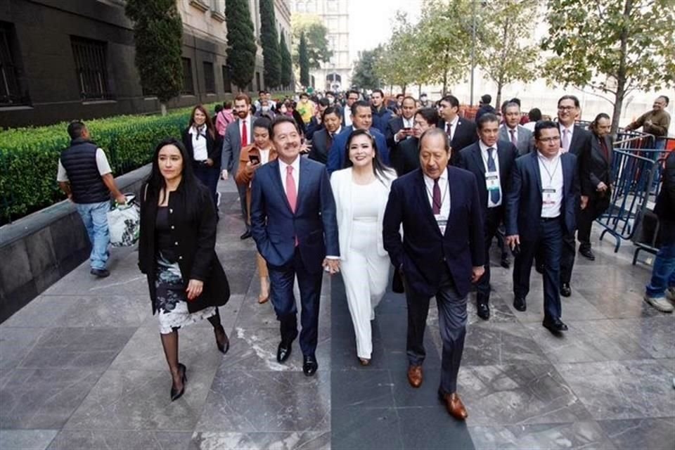 Diputados y senadores acudieron a Palacio Nacional para recibir agradecimiento de AMLO por votar a favor de reforma electoral.