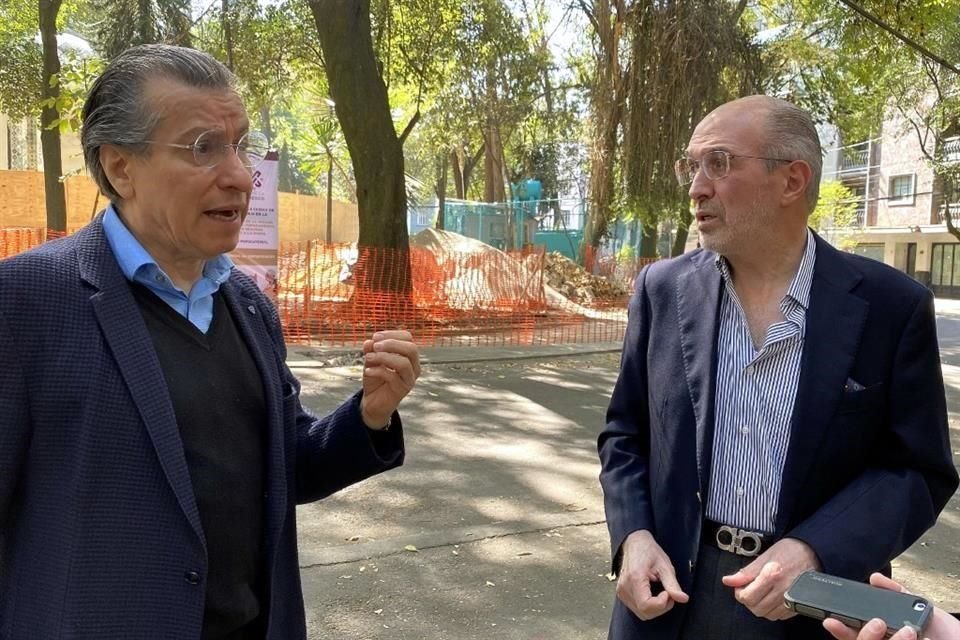 Víctor Manuel Mendiola y Carlos Duclaud, vecinos de la zona, aseguran que las obras alterarían la plaza.