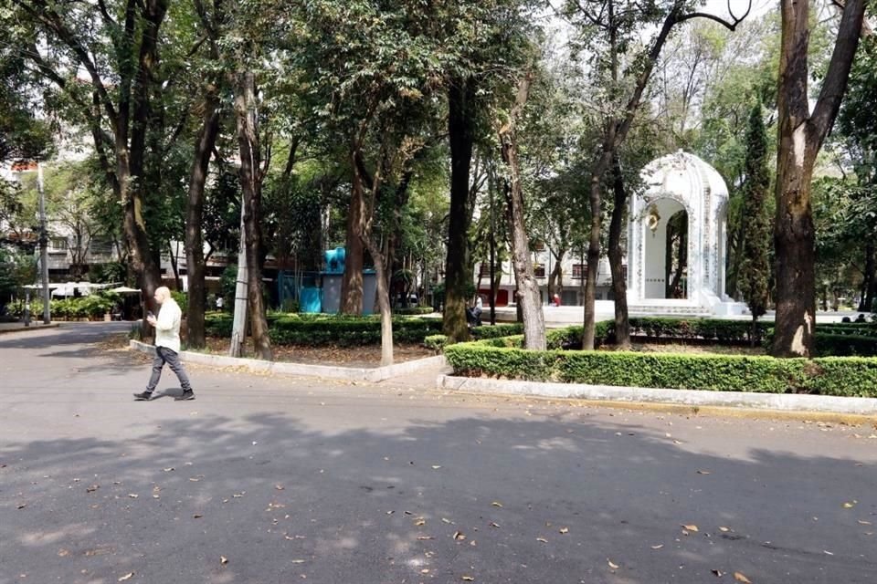 La fuente de la plaza fue diseñada en los años 20 del siglo pasado por José Gómez Echeverría y está provista de una cúpula de color blanco decorada con azulejos.