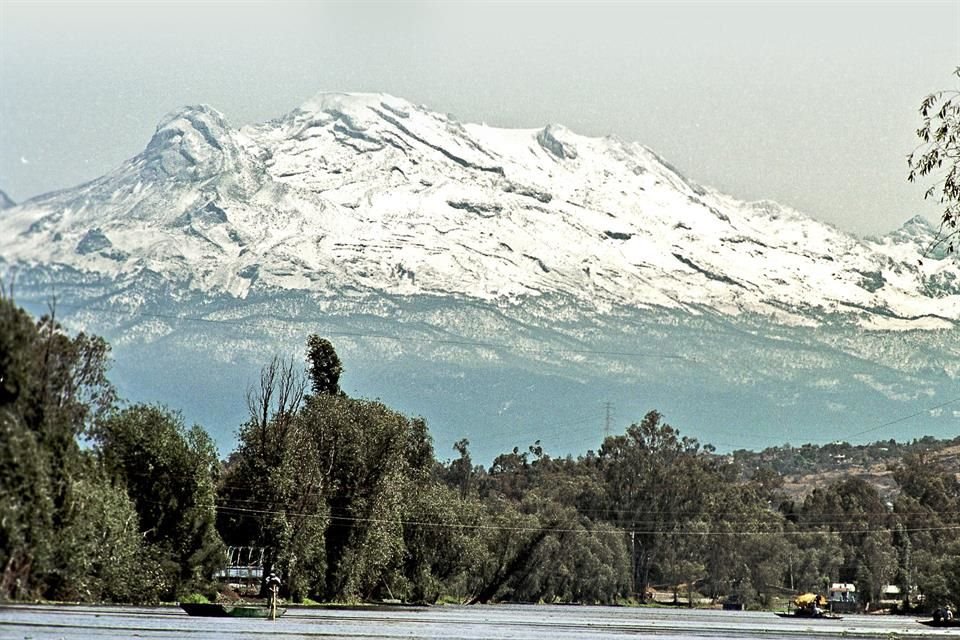 Pese a que es parte de un Parque Nacional, montaistas denunciaron que deben pagar un moche a guardaparques para escalar el Iztacchuatl.