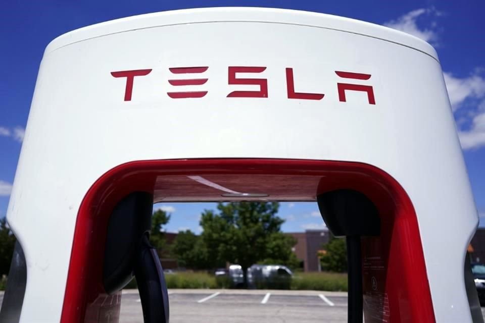 De acuerdo con el reporte, Tesla también va a congelar las contrataciones.