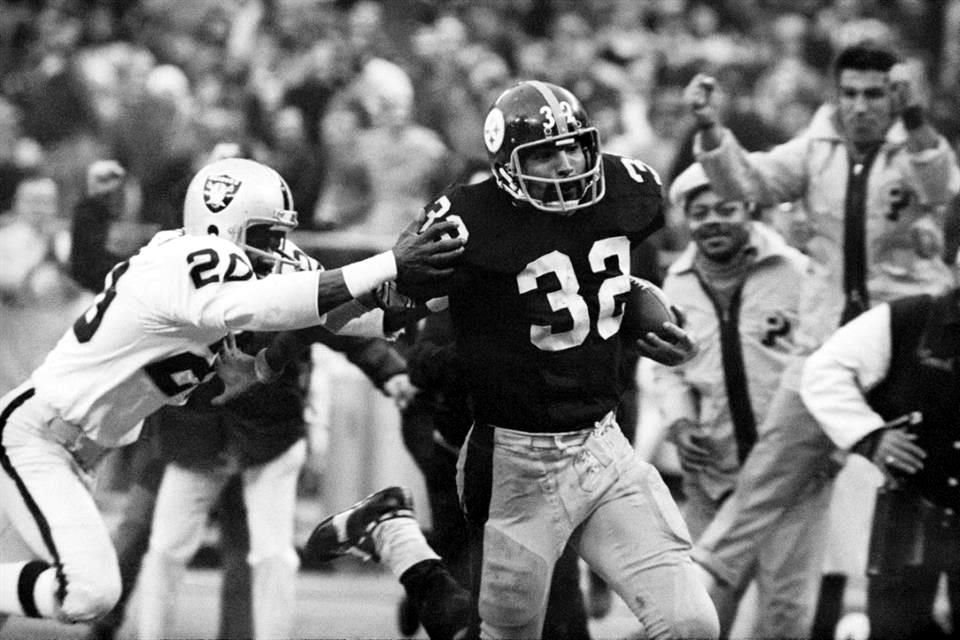 Franco Harris (32) de los Steelers elude a Jimmy Warren de los Raiders al anotar un touchdown de 42 yardas tras atrapar un pase desviado, el 23 de diciembre de 1972.