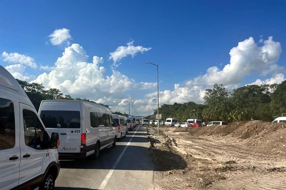 Largas filas de autos por caos vial en la ciudad turística de QR.