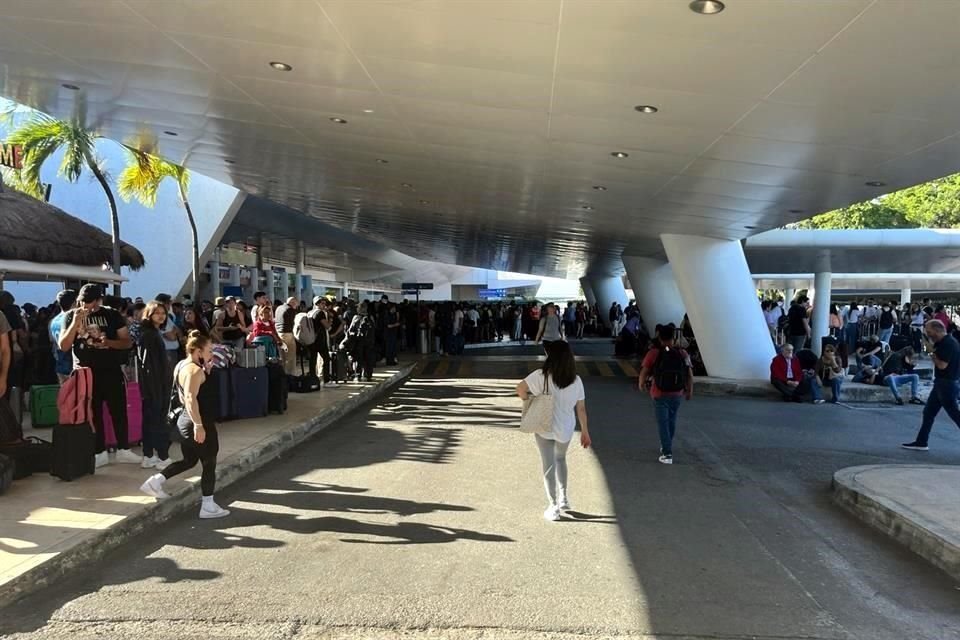 Usuarios en redes sociales se quejaron por el trayecto al Aeropuerto de Cancún, pues algunos turistas fueron caminando.