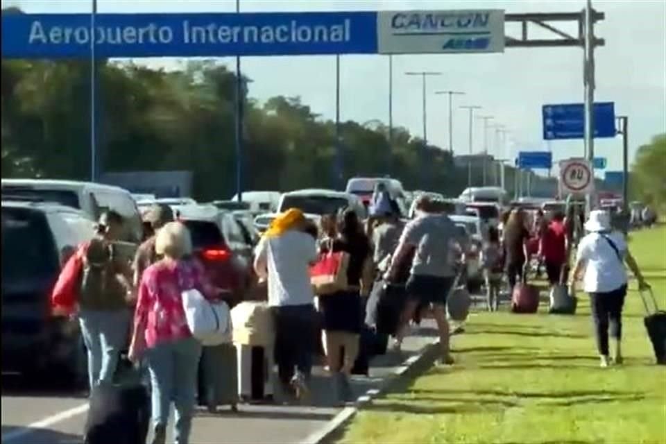 En redes, turistas denunciaron que tuvieron que caminar hasta dos kilómetros.